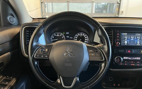 Mitsubishi Outlander III рестайлинг 3, 2017 год, 1 900 000 рублей, 10 фотография