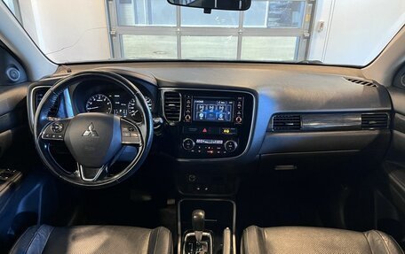 Mitsubishi Outlander III рестайлинг 3, 2017 год, 1 900 000 рублей, 9 фотография