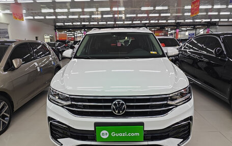 Volkswagen Tiguan II, 2022 год, 2 350 000 рублей, 2 фотография