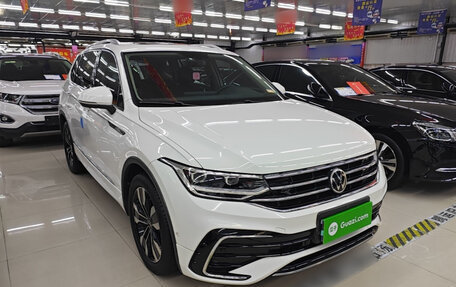 Volkswagen Tiguan II, 2022 год, 2 350 000 рублей, 3 фотография