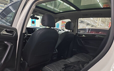 Volkswagen Tiguan II, 2022 год, 2 350 000 рублей, 19 фотография