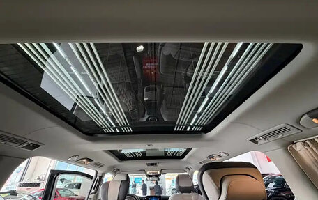 Mercedes-Benz V-Класс, 2022 год, 4 950 700 рублей, 10 фотография
