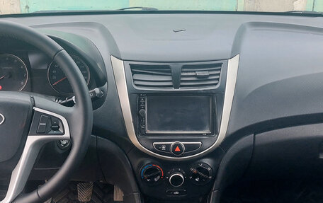 Hyundai Solaris II рестайлинг, 2012 год, 730 000 рублей, 10 фотография