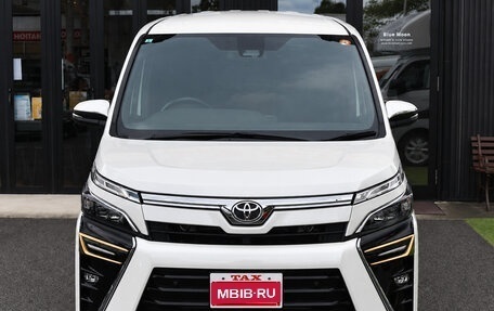 Toyota Voxy III, 2021 год, 1 650 000 рублей, 1 фотография