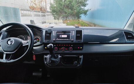 Volkswagen Multivan T6 рестайлинг, 2018 год, 8 000 000 рублей, 2 фотография