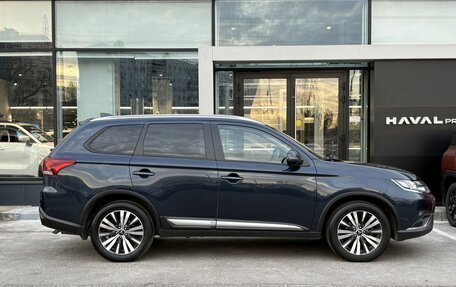 Mitsubishi Outlander III рестайлинг 3, 2021 год, 2 959 000 рублей, 4 фотография