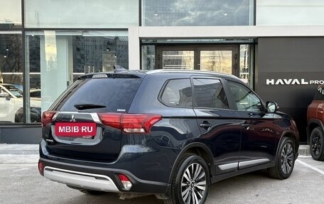 Mitsubishi Outlander III рестайлинг 3, 2021 год, 2 959 000 рублей, 5 фотография