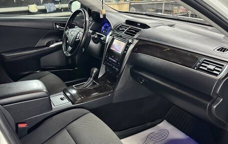 Toyota Camry, 2017 год, 1 990 000 рублей, 7 фотография