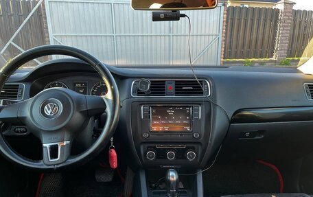 Volkswagen Jetta VII, 2011 год, 750 000 рублей, 2 фотография