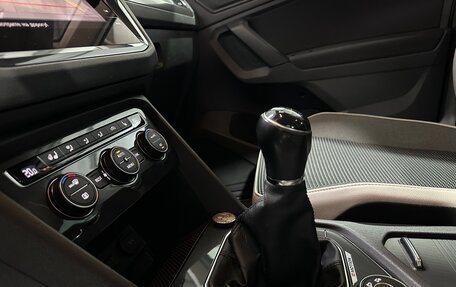 Volkswagen Tiguan II, 2019 год, 2 400 000 рублей, 17 фотография