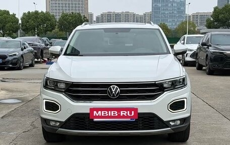 Volkswagen T-Roc I, 2023 год, 1 840 001 рублей, 2 фотография