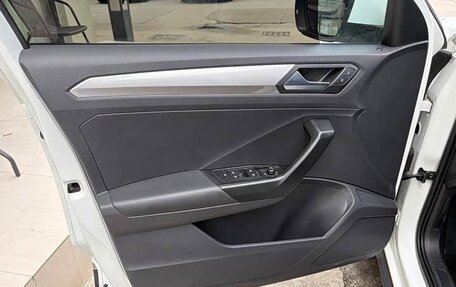 Volkswagen T-Roc I, 2023 год, 1 840 001 рублей, 6 фотография