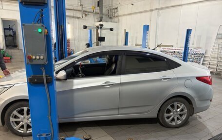 Hyundai Solaris II рестайлинг, 2011 год, 620 000 рублей, 3 фотография