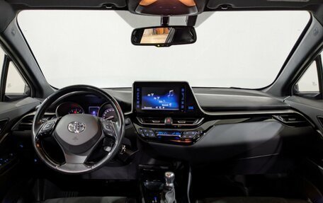 Toyota C-HR I рестайлинг, 2019 год, 2 550 000 рублей, 24 фотография