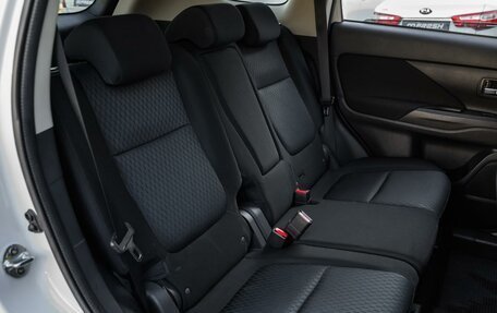 Mitsubishi Outlander III рестайлинг 3, 2014 год, 1 700 000 рублей, 10 фотография