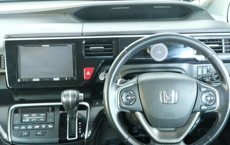Honda Stepwgn IV рестайлинг, 2016 год, 1 799 000 рублей, 4 фотография